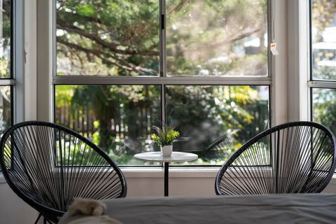 Popular Central Location King Bed The Repose - Holiday Sunshine Coast 0