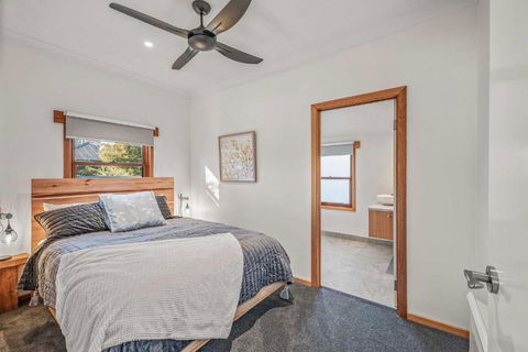 Porepunkah Cottage - Sunshine Coast Tourism 3