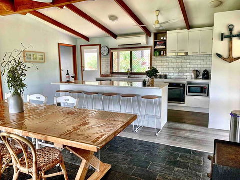 Port Elliot Coastal Cottage - 18 Handby Street,Port Elliot, No Linen Included - Sunshine Coast Tourism 3