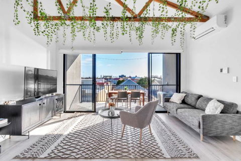 Portside Paradise - Steps Away From The Port - Holiday Sunshine Coast 0