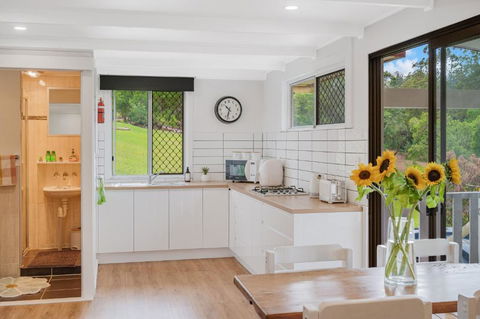 Pet Friendly Cozy Cabin - Sunshine Coast Tourism 3