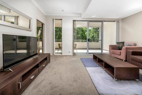 Quiet Apartment In Braddon ACT - Sunshine Coast Tourism 3
