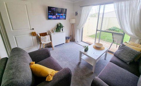 Queen Bed Apartment- No Sharing, Your Very Own Space - Holiday Sunshine Coast 1