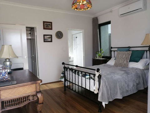 Private & Cosy! Master Bedroom In Perth With Garden View - Holiday Sunshine Coast 2