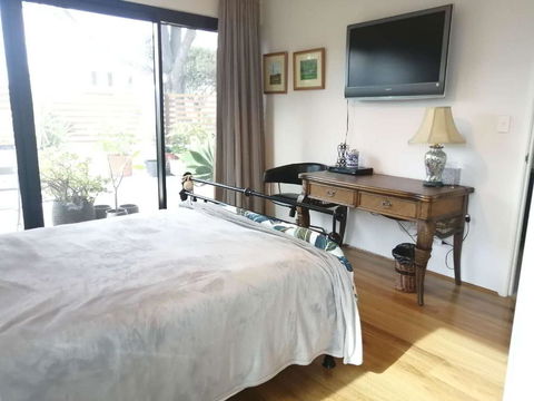 Private & Cosy! Master Bedroom In Perth With Garden View - Holiday Sunshine Coast 1