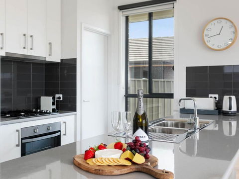 Putters Paradise 25-30 Troon Drive - Sunshine Coast Tourism 3