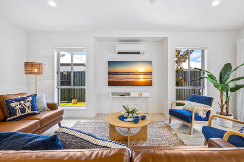 Premium 4-Bed Coastal Escape With BBQ And Pool - Holiday Sunshine Coast 2