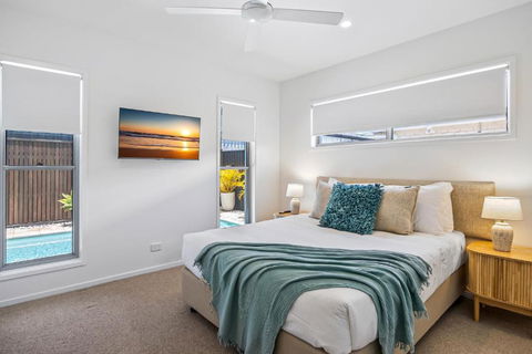 Premium 4-Bed Coastal Escape With BBQ And Pool - Holiday Sunshine Coast 3