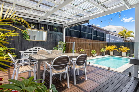 Premium 4-Bed Coastal Escape With BBQ And Pool - Holiday Sunshine Coast 0