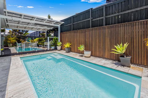 Premium 4-Bed Coastal Escape With BBQ And Pool - Holiday Sunshine Coast 1