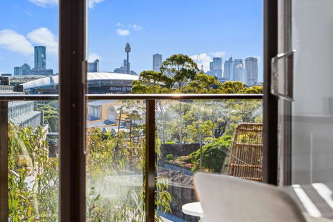Prime Location 2-Bed Apartment With Parking - Sunshine Coast Tourism 0