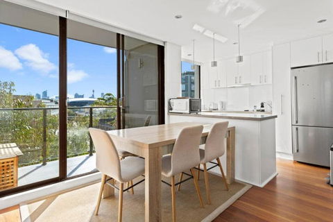 Prime Location 2-Bed Apartment With Parking - Sunshine Coast Tourism 1