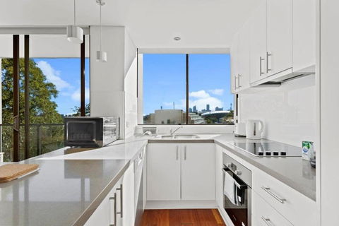 Prime Location 2-Bed Apartment With Parking - Sunshine Coast Tourism 3