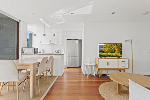 Prime Location 2-Bed Apartment With Parking - Sunshine Coast Tourism 2