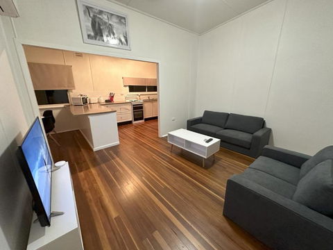 Private 1 Bedroom Apartment With Fenced Yard - Sunshine Coast Tourism 0