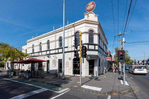Private Unit In Heritage Building In Fitzroy North - Sunshine Coast Tourism 1