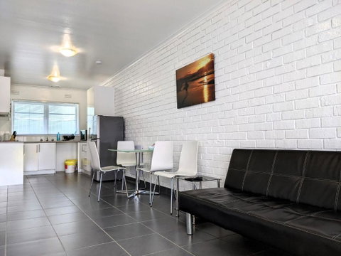 PROMO!!! 2-Bedroom Home Near Airport, Train Station! - Holiday Sunshine Coast 1