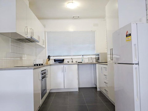 PROMO!!! 2-Bedroom Home Near Airport, Train Station! - Holiday Sunshine Coast 2