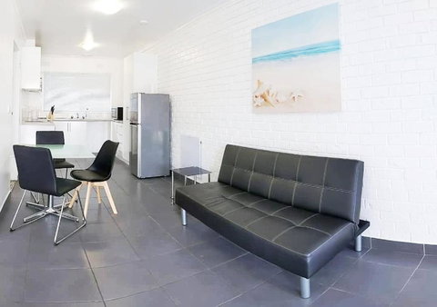 PROMO! Entire 2 Bedroom Unit Near Train Station! Free Parking & Wifi! - Holiday Sunshine Coast 2