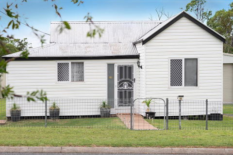 Quaint 2 Bedroom Fully Furnished Cottage - Holiday Sunshine Coast 0