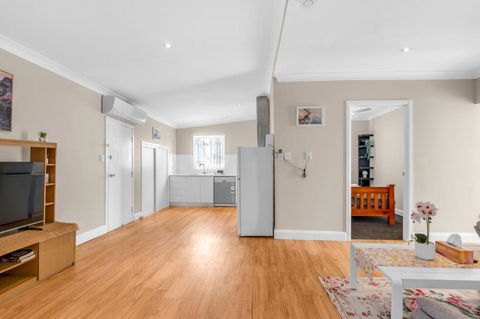 Quaint 2 Bedroom Fully Furnished Cottage - Holiday Sunshine Coast 3