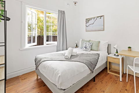 Quaint Double Room - Seconds To Shops & Eateries - Shared Bathroom - Sunshine Coast Tourism 0
