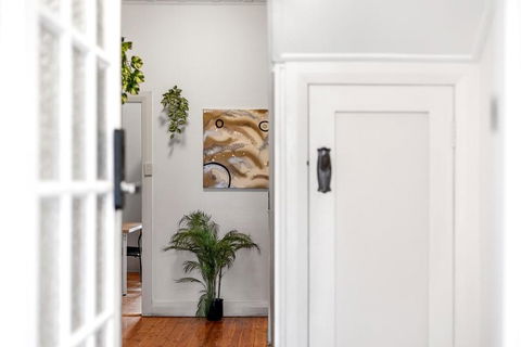Quaint Double Room - Seconds To Shops & Eateries - Shared Bathroom - Sunshine Coast Tourism 3
