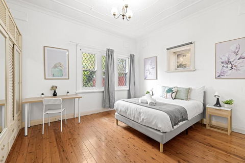 Quaint Double Room - Seconds To Shops & Eateries - Shared Bathroom - Sunshine Coast Tourism 1