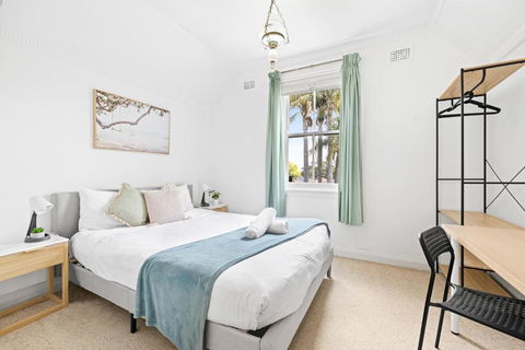 Quaint Double Room - Seconds To Shops & Eateries - Shared Bathroom - Sunshine Coast Tourism 2
