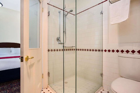 Quality Hotel Bentinck - Holiday Sunshine Coast 2