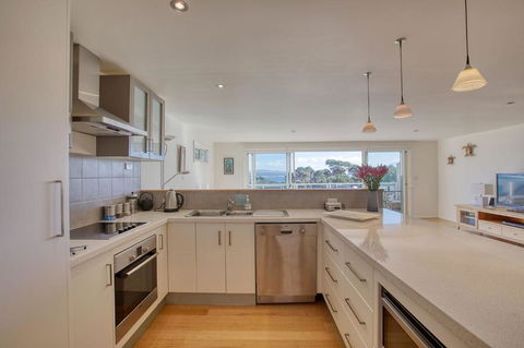Quarterdeck Apartment - Sunshine Coast Tourism 3