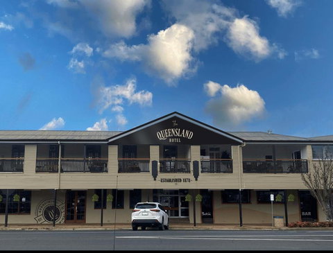 Queensland Hotel - Holiday Sunshine Coast 1
