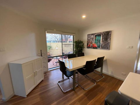 Quiet 2 Bedroom Apt In The Heart Of Old Kingston - Sunshine Coast Tourism 1