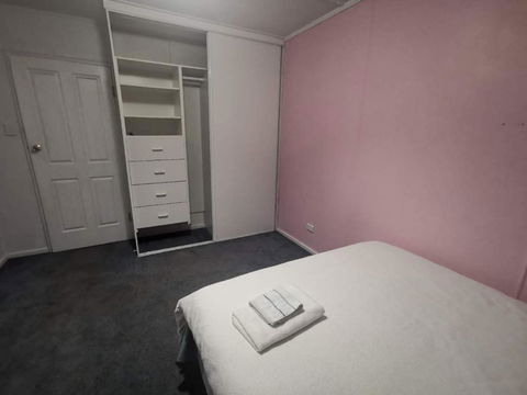 Quiet Room With Off Street Parking In Hobart - Sunshine Coast Tourism 0