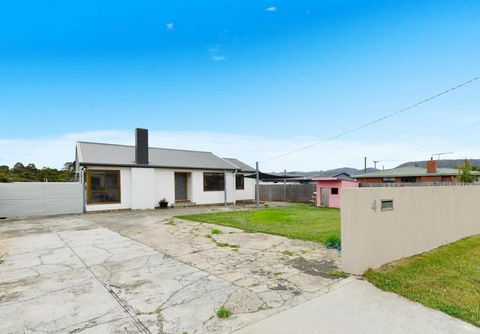 Quiet Room With Off Street Parking In Hobart - Sunshine Coast Tourism 3
