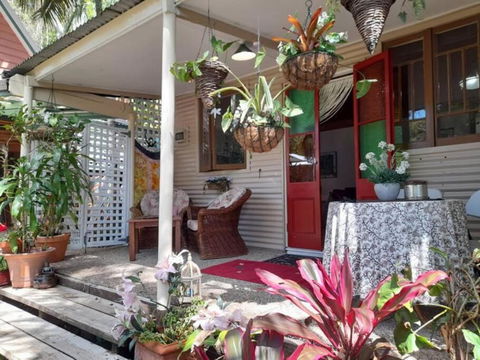 Quirky Cottage In Centre Of Maleny, Walk Everywhere - Sunshine Coast Tourism 3