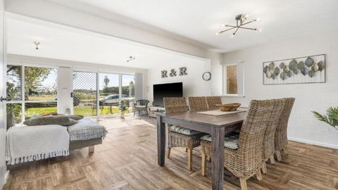 R & R Port Macquarie - Sunshine Coast Tourism 0