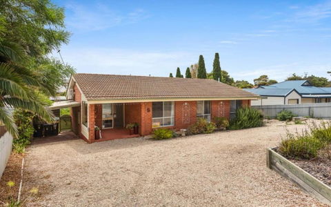 Ratties Residence 6 Carnegie St Port Ellliot - No Linen Included - Sunshine Coast Tourism 2