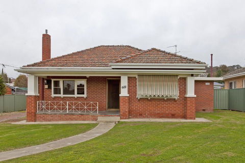Red Brick Beauty - Central Cottage - Holiday Sunshine Coast 0