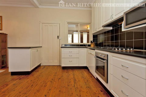 Red Brick Beauty - Central Cottage - Holiday Sunshine Coast 1