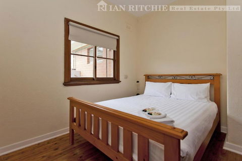 Red Brick Beauty - Central Cottage - Holiday Sunshine Coast 2