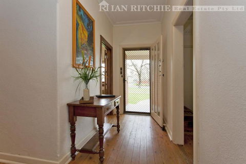 Red Brick Beauty - Central Cottage - Holiday Sunshine Coast 3
