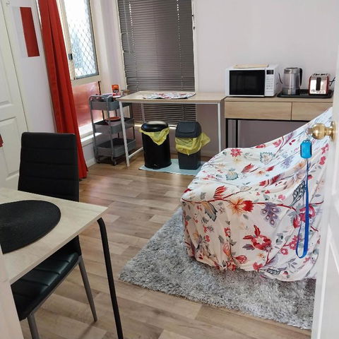 Red Cottage FEMALE ONLY BUDGET STAYS With Bedroom Plus Private Kitchenette Room - Sunshine Coast Tourism 3