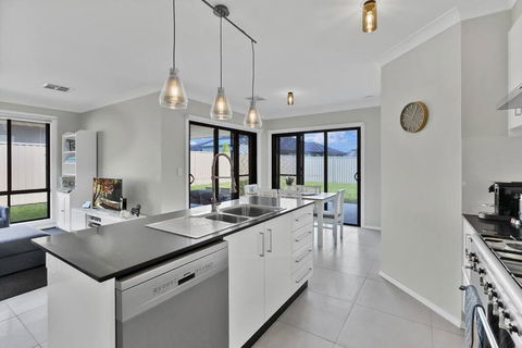 Red Gum Rise - Gateway To The Southern Highlands - Sunshine Coast Tourism 0