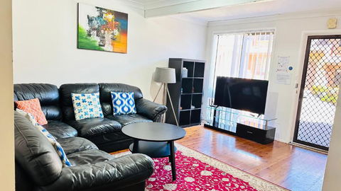 Quiet Family Townhouse In Wollongong CBD - Sunshine Coast Tourism 1