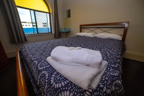 Australian Hotel - Holiday Sunshine Coast 1