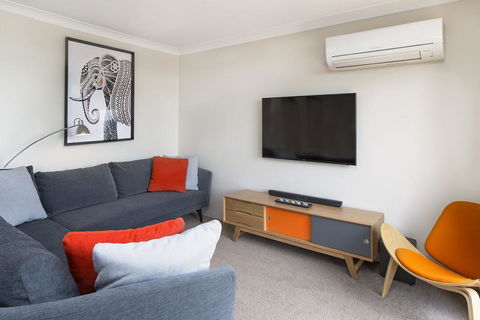 Avalanche 6 - Sophisticated Style &modern Comfort With A Central Location - Sunshine Coast Tourism 3