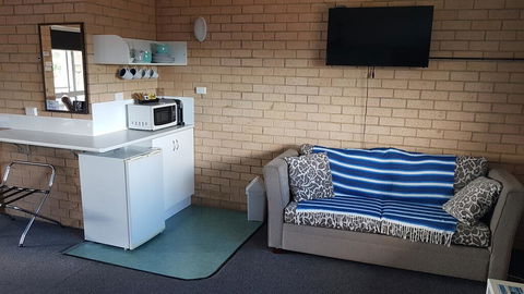 Avlon Gardens Motel - Holiday Sunshine Coast 1