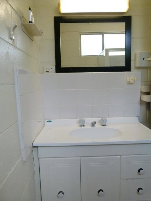 Azalea Motel - Sunshine Coast Tourism 2