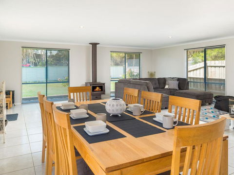 Back Beach Retreat - Holiday Sunshine Coast 1